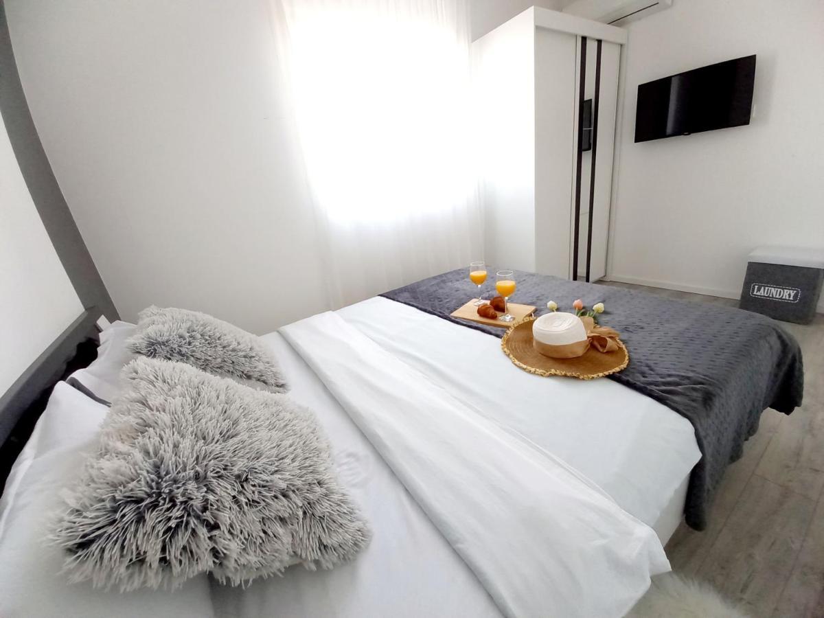 Villa Tia With Heated Pool & Jacuzzi Murvica  Exterior foto